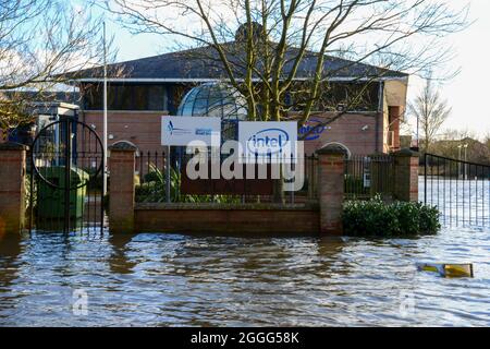 Die Notdienste helfen den Menschen in Chertsey nach dem Ansteigen der Überschwemmungsgewässer und verursachen verheerende Schäden für die Menschen und Unternehmen vor Ort. Stockfoto