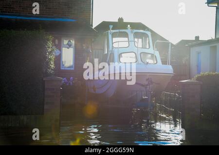 Die Notdienste helfen den Menschen in Chertsey nach dem Ansteigen der Überschwemmungsgewässer und verursachen verheerende Schäden für die Menschen und Unternehmen vor Ort. Stockfoto