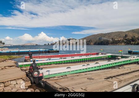 TIQUINA-STRASSE, BOLIVIEN - 11. MAI 2015: Flöße werden für den Transport von Fahrzeugen über die Tiquina-Straße am Titicaca-See, Bolivien, vorbereitet Stockfoto