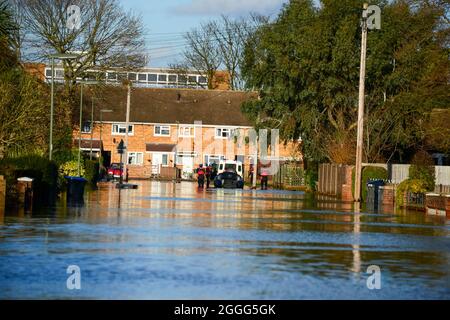 Die Notdienste helfen den Menschen in Chertsey nach dem Ansteigen der Überschwemmungsgewässer und verursachen verheerende Schäden für die Menschen und Unternehmen vor Ort. Stockfoto