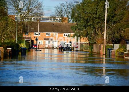 Die Notdienste helfen den Menschen in Chertsey nach dem Ansteigen der Überschwemmungsgewässer und verursachen verheerende Schäden für die Menschen und Unternehmen vor Ort. Stockfoto