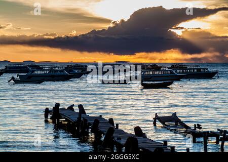 Sonnenuntergang in einem Hafen der Stadt Copaba am Titicaca-See, Bolivien Stockfoto