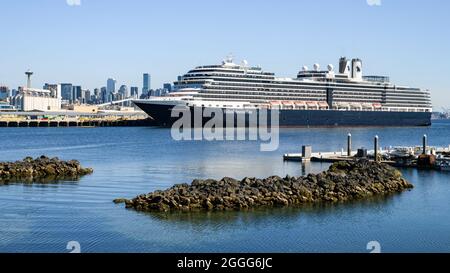 Seattle - 28. August 2021; das holländische amerikanische Kreuzschiff Niew Amsterdam dockte am Pier 91 in Seattle an, wobei die Skyline der Stadt im Hintergrund zu sehen war Stockfoto