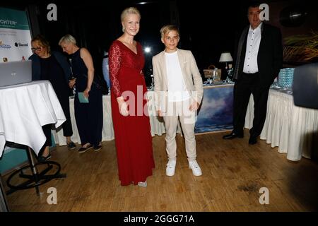 Phil Schaller und Manuela Schwesig bei der 4. Windflüchter Charity Gala zu Gunsten der Stiftung ‚Betroffen‘ im Störtebeker Brauquartier. Stralsund, 28 Stockfoto