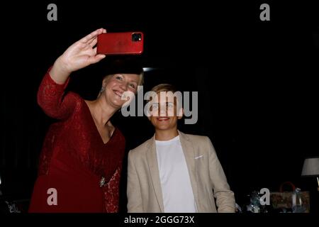 Phil Schaller und Manuela Schwesig bei der 4. Windflüchter Charity Gala zu Gunsten der Stiftung ‚Betroffen‘ im Störtebeker Brauquartier. Stralsund, 28 Stockfoto