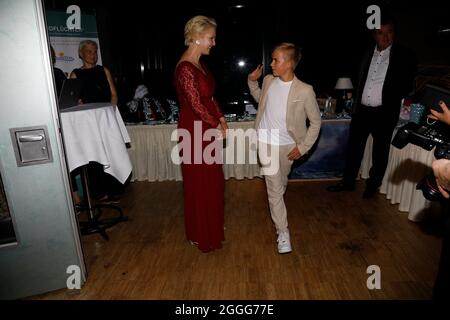 Phil Schaller und Manuela Schwesig bei der 4. Windflüchter Charity Gala zu Gunsten der Stiftung ‚Betroffen‘ im Störtebeker Brauquartier. Stralsund, 28 Stockfoto