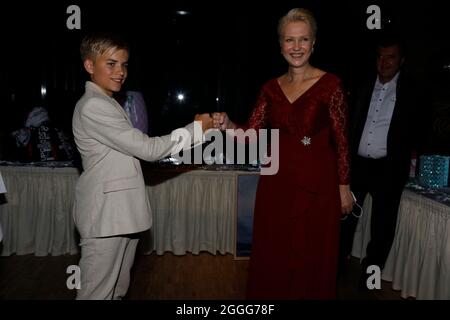 Phil Schaller und Manuela Schwesig bei der 4. Windflüchter Charity Gala zu Gunsten der Stiftung ‚Betroffen‘ im Störtebeker Brauquartier. Stralsund, 28 Stockfoto