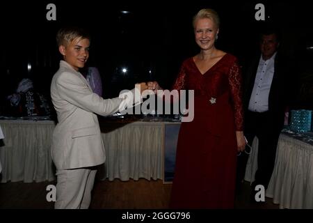 Phil Schaller und Manuela Schwesig bei der 4. Windflüchter Charity Gala zu Gunsten der Stiftung ‚Betroffen‘ im Störtebeker Brauquartier. Stralsund, 28 Stockfoto
