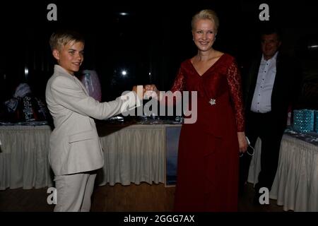 Phil Schaller und Manuela Schwesig bei der 4. Windflüchter Charity Gala zu Gunsten der Stiftung ‚Betroffen‘ im Störtebeker Brauquartier. Stralsund, 28 Stockfoto