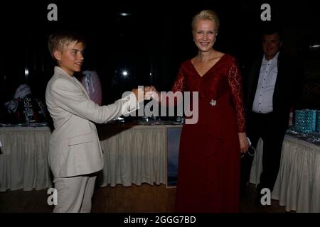Phil Schaller und Manuela Schwesig bei der 4. Windflüchter Charity Gala zu Gunsten der Stiftung ‚Betroffen‘ im Störtebeker Brauquartier. Stralsund, 28 Stockfoto