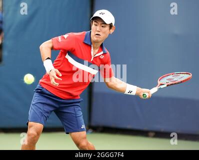 New York, Usa. August 2021. Yoshihito Nishioka aus Japan gibt den Ball an Jack Sock aus den USA zurück, im zweiten Satz ihres ersten Spiels, das am Dienstag, den 31. August, auf Platz 13 bei den US Open Tennis Championships 2021 im USTA Billie Jean King National Tennis Center in New York City ausgetragen wurde. 2021. Foto von Monika Graff/UPI Credit: UPI/Alamy Live News Stockfoto