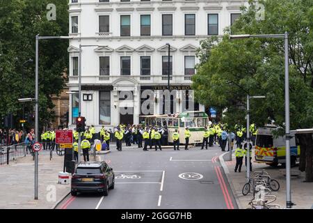 London, Großbritannien. August 2021. Extinction Rebellion blockiert am 9. Tag der Impossible Rebellion die Kreuzung auf der Südseite der London Bridge mit einem offenen Bus.die Protestgruppe von Extinction Rebellion unternimmt zwei Wochen zivilen Ungehorsam, Demonstrationen und Proteste. Kredit: SOPA Images Limited/Alamy Live Nachrichten Stockfoto