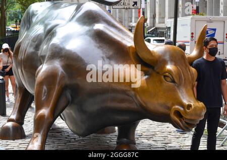 New York, Usa. August 2021. Charging Bull in New York City. (Foto von Ryan Rahman/Pacific Press) Quelle: Pacific Press Media Production Corp./Alamy Live News Stockfoto