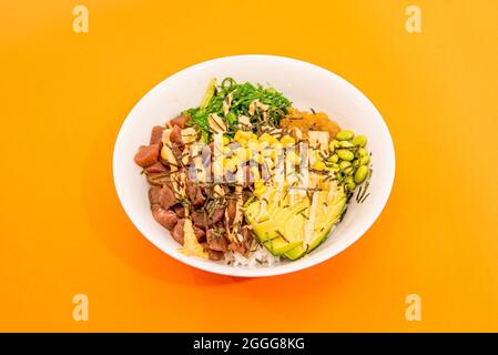 Großzügige Schüssel mit rotem Thunfisch, süßem Mais, grünem Edamam, getrocknetem Seetang, Wakame-Algen und Avocado. Stockfoto