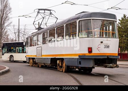 Alte elektrische Straßenbahn, die durch die Straßen der Innenstadt von Bukarest fährt Stockfoto