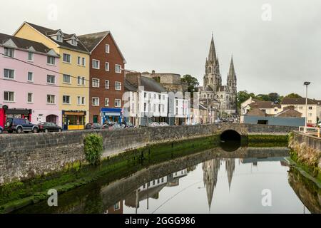 Blick auf die Kathedrale von Cork in Irland am Ufer des Flusses mit der Spiegelung im Flusswasser Stockfoto