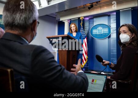 Washington, Usa. August 2021. Jen Psaki, die Pressesprecherin des Weißen Hauses, spricht bei einer Pressekonferenz im Pressesprecheraum des Weißen Hauses. Kredit: SOPA Images Limited/Alamy Live Nachrichten Stockfoto