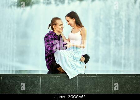 Glückliches Paar haben Datum in der Nähe Brunnen im Park. Stockfoto