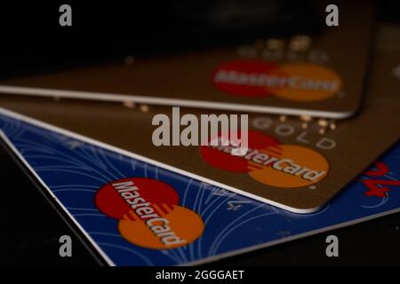 Stapel von mastercard-Karten auf schwarzer Oberfläche Stockfoto