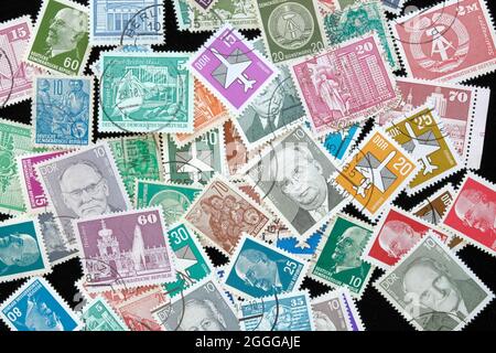 Sortierte Sammlung von kommunistischen Briefmarken aus der ehemaligen DDR oder DDR; abgesagte europäische Briefmarken. Stockfoto