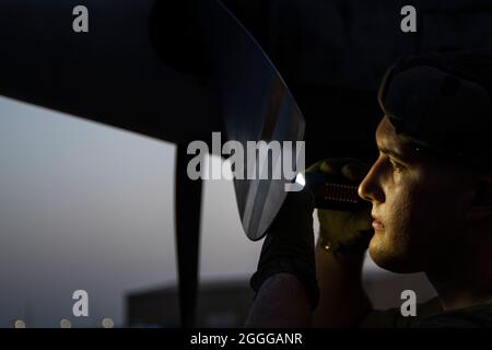 Tyler Arbaugh 386. Expeditionary Aircraft Maintenance Squadron Crew Chief, führt Nachkontrollen an einem unbemannten Flugfahrzeug des Typs MQ-9 Reaper auf der Ali Al Salem Air Base, Kuwait, durch. 10. Juni 2020. Airman des 386. Expeditionary Aircraft Maintenance Squadron, auch bekannt als ‘White AMU’, pflegt und bereitet die MQ-9 vor und nach jedem Start vor und erholt sie und sorgt so für einen optimalen Missionserfolg. (USA Air Force Foto von Tech. Sgt. Alexandre Montes) Stockfoto