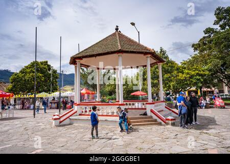 Tabio, Cundinamarca, Kolumbien, Sonntag, 29. August 202. Der zentrale Platz von Tabio mit dem kolonialen Kiosk. Stockfoto