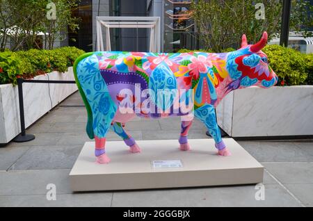 Die Cow Parade kehrte nach 20 Jahren zurück, öffentliche Kunstausstellung wird in Hudson Yards, New York City, gesehen und wird bis zum 30. September 2021 sein. Stockfoto