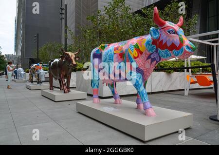 Die Cow Parade kehrte nach 20 Jahren zurück, öffentliche Kunstausstellung wird in Hudson Yards, New York City, gesehen und wird bis zum 30. September 2021 sein. Stockfoto