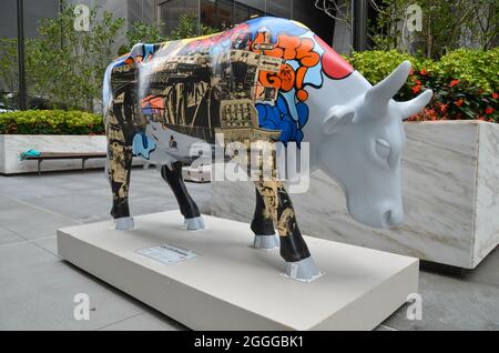 Die Cow Parade kehrte nach 20 Jahren zurück, öffentliche Kunstausstellung wird in Hudson Yards, New York City, gesehen und wird bis zum 30. September 2021 sein. Stockfoto