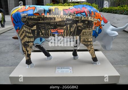 Die Cow Parade kehrte nach 20 Jahren zurück, öffentliche Kunstausstellung wird in Hudson Yards, New York City, gesehen und wird bis zum 30. September 2021 sein. Stockfoto