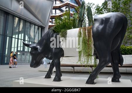 Die Cow Parade kehrte nach 20 Jahren zurück, öffentliche Kunstausstellung wird in Hudson Yards, New York City, gesehen und wird bis zum 30. September 2021 sein. Stockfoto