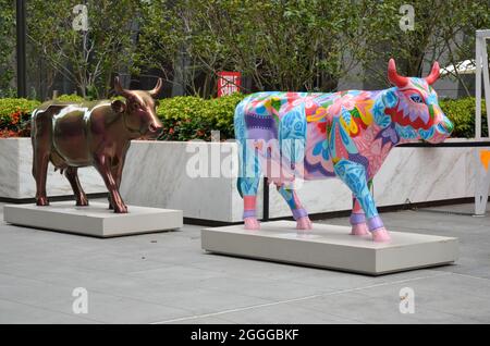 Die Cow Parade kehrte nach 20 Jahren zurück, öffentliche Kunstausstellung wird in Hudson Yards, New York City, gesehen und wird bis zum 30. September 2021 sein. Stockfoto