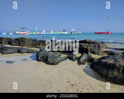 Protaras, Zypern - Oktober 19 2019: Der Blick auf den Wassersport in der Feigenbaumbucht am 19 2019. Oktober in Protaras, Zypern. Stockfoto