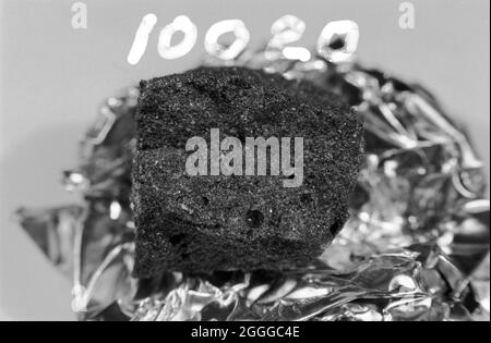 Mondprobe #10020, die am 20. Juli 1969 von Kommandant Neil Armstrong und Mondmodulpilot Buzz Aldrin während der Apollo 11-Mission gesammelt wurde. Stockfoto