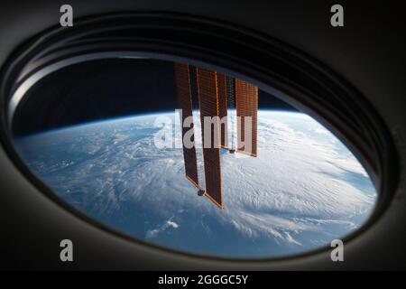 Ein Blick auf die Erde von SpaceX Crew Dragon Endeavour mit ISS-Solarzellen im Vordergrund. Stockfoto