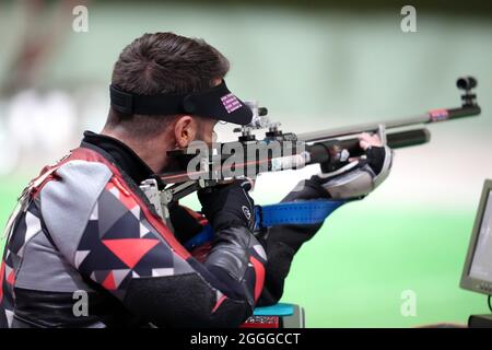 Der Großbritanniens Matt Skelhon in der Mixed 10m Air Rifle Prange SH1 Qualification auf der Asaka Shooting Range am achten Tag der Paralympischen Spiele in Tokio 2020 in Japan. Bilddatum: Mittwoch, 1. September 2021. Stockfoto