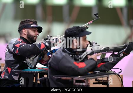 Der Großbritanniens Matt Skelhon (links) in der Mixed 10m Air Rifle Pneight SH1 Qualification auf der Asaka Shooting Range am achten Tag der Paralympischen Spiele in Tokio 2020 in Japan. Bilddatum: Mittwoch, 1. September 2021. Stockfoto