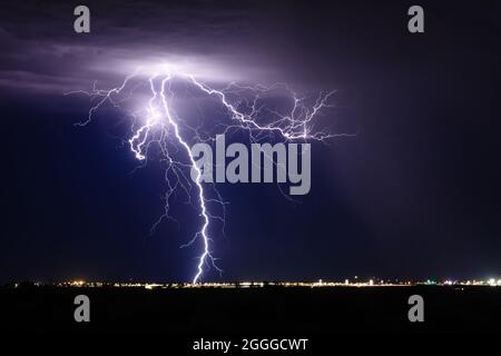 Ein lebhafter Blitzschlag in einem Monsun-Gewitter über Phoenix, Arizona Stockfoto