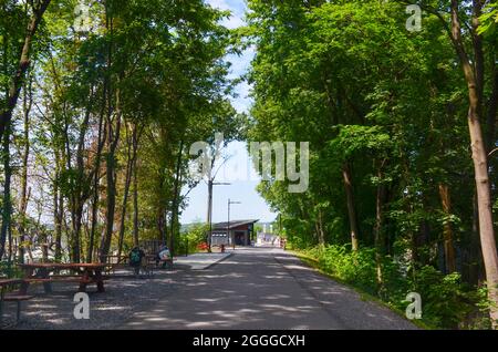 Eintritt zum Gang über den Hudson State Historic Park, dem längsten Fußgängerpark der Welt. Poughheepfsie, New York, USA. 17. Juli 2021. Stockfoto