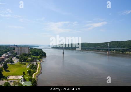 Hudson River Valley auf Gehweg über den Hudson State Historic Park. Der längste Fußgängerpark der Welt befindet sich in Poughpeepsie, New York, USA. Juli 2021. Stockfoto