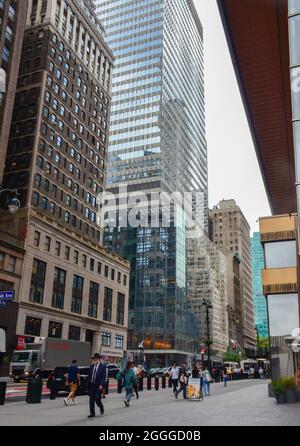 Geschäftsgebäude an der 42nd Street und Vanderbilt Avenue. Spaziergang am frühen Morgen in Midtown Manhattan. New York City, New York, USA. 19. Juli 2021. Stockfoto