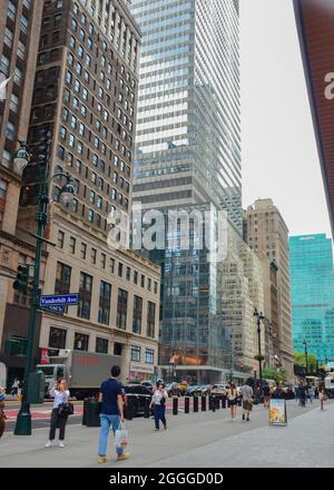 Geschäftsgebäude an der 42nd Street und Vanderbilt Avenue. Spaziergang am frühen Morgen in Midtown Manhattan. New York City, New York, USA. 19. Juli 2021. Stockfoto