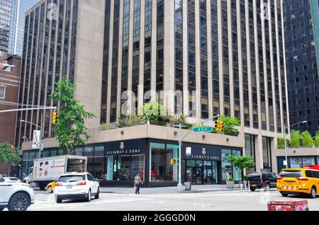 Geschäftsgebäude in der W 43 Street und dem Town Hall in Midtown Manhattan. New York City, New York, USA. 19. Juli 2021. Steinway & Sons Klavier und Rathaus. Stockfoto