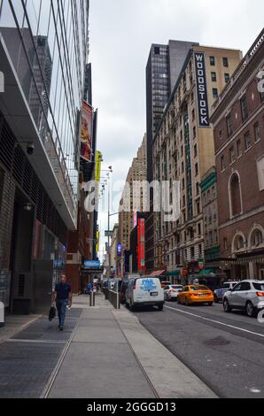 Blick auf die Straße von New York City am Times Square im Garment District. 6th Avenue und W 43rd Street. New York City, New York, USA. 19. Juli 2021. Stockfoto