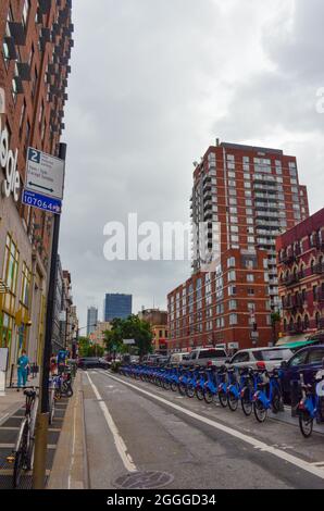 Blick auf die Straße von New York City im Garment District. 8th Avenue und W 44th Street. New York City, New York, USA. 19. Juli 2021. Stockfoto