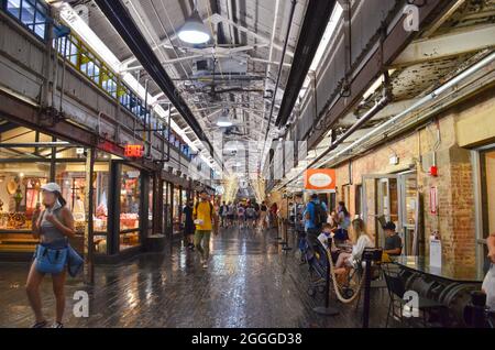 Chelsea Market zur Mittagszeit. Einkäufer, die eine Mittagspause im New Yorker Chelsea Market einlegen. New York City, New York, USA. 19. Juli 2021. Stockfoto