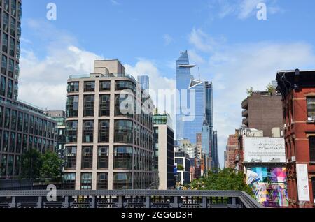 Stadtbild von Manhattan auf der Aussichtsplattform der High Line im Herzen der Innenstadt von Manhattan. New York City, New York, USA. Juli 2021. Stockfoto