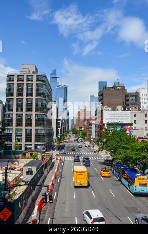 Stadtbild von Manhattan auf der Aussichtsplattform der High Line im Herzen der Innenstadt von Manhattan. New York City, New York, USA. Juli 2021. Stockfoto