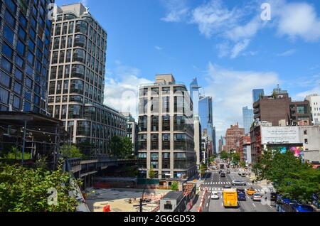 Stadtbild von Manhattan auf der Aussichtsplattform der High Line im Herzen der Innenstadt von Manhattan. New York City, New York, USA. Juli 2021. Stockfoto