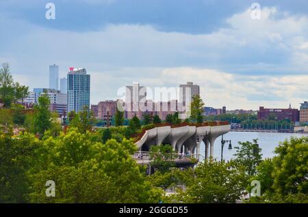 Stadtbild von New Jersey und Manhattan auf der Aussichtsplattform der High Line. New York Little Island Park im Vordergrund. New York City, New York, USA. Juli 2021. Stockfoto